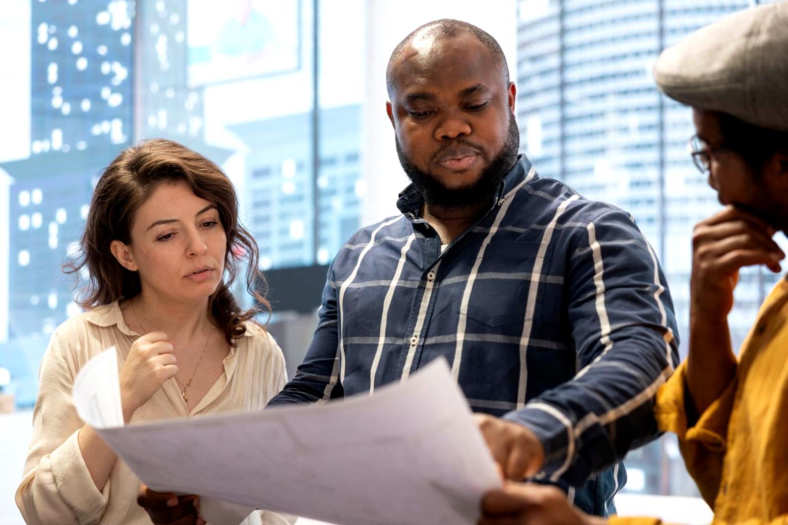 Naturalne składniki żywnościowe ułożone na drewnianym blacie
